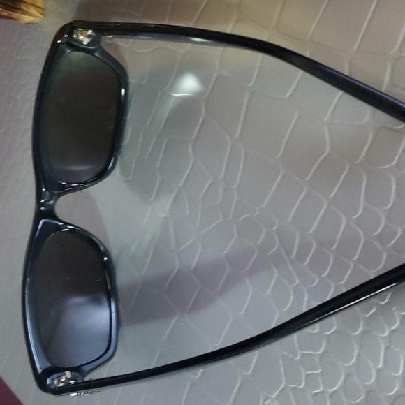 Guess Sun glasses 🕶 - Picture 6 of 8